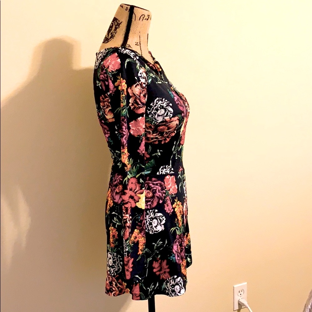 NWT Guess Beautiful, well structured dressy romper. Multicolored 1-28-21 - Picture 9 of 9
